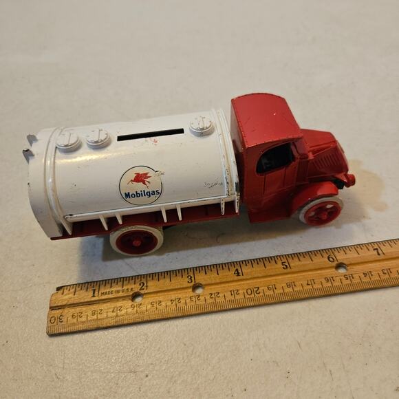 ERTL replica Mack 1926 Bull Dog Mobilgas tanker bank - missing bottom stopper - Picture 4 of 8